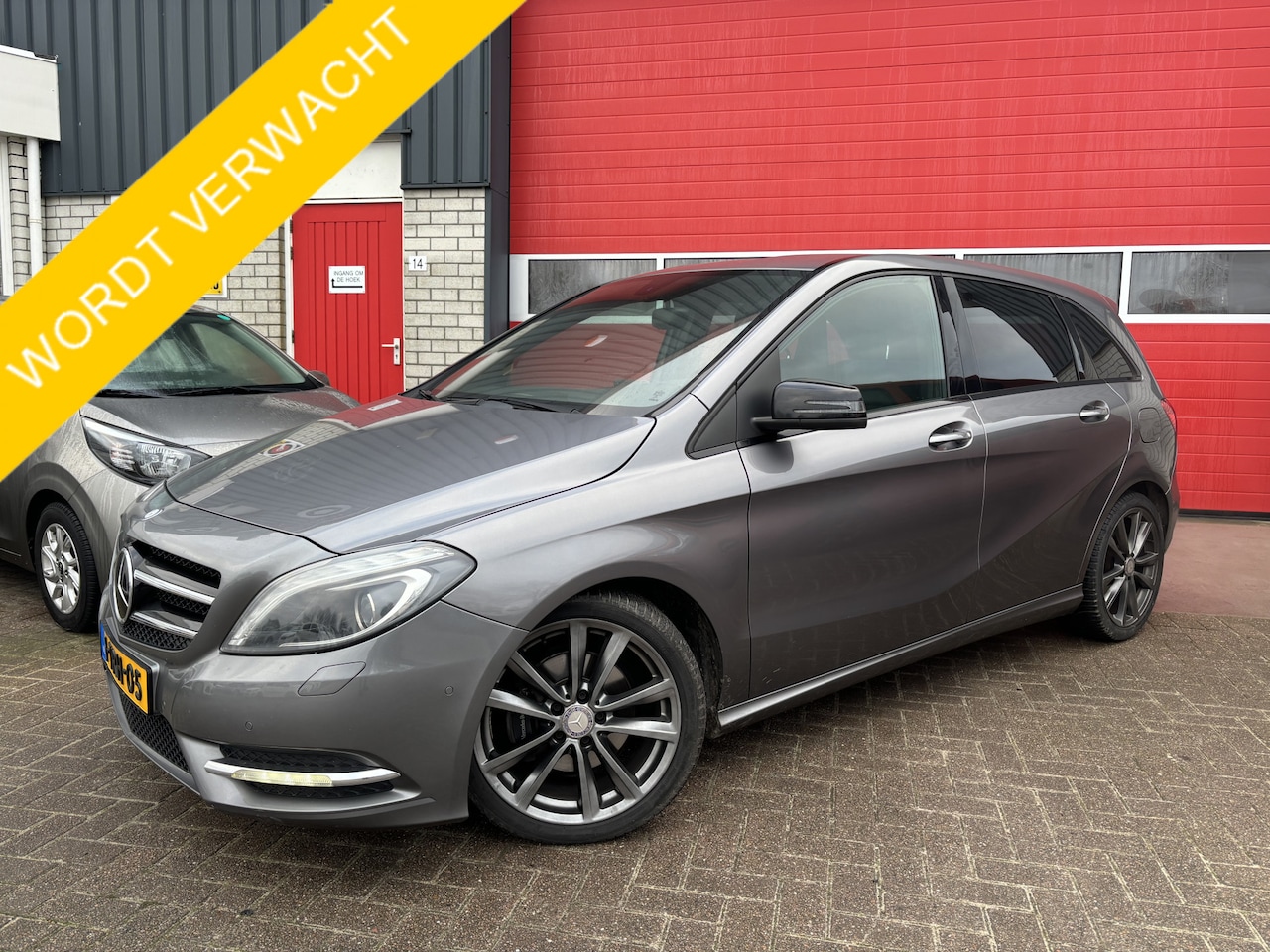 Mercedes-Benz B-klasse - 180 Ambition AUTOMAAT / TREKHAAK / XENON / NAVI / AIRCO / PDC / BLUETOOTH / CRUISE / NL-AU - AutoWereld.nl