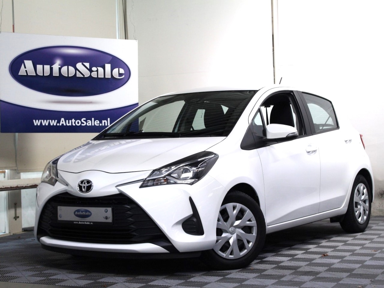 Toyota Yaris - 1.0 VVT-i Comfort 1eEIGNR! BLUET PDC CAMERA AIRCO '18 - AutoWereld.nl