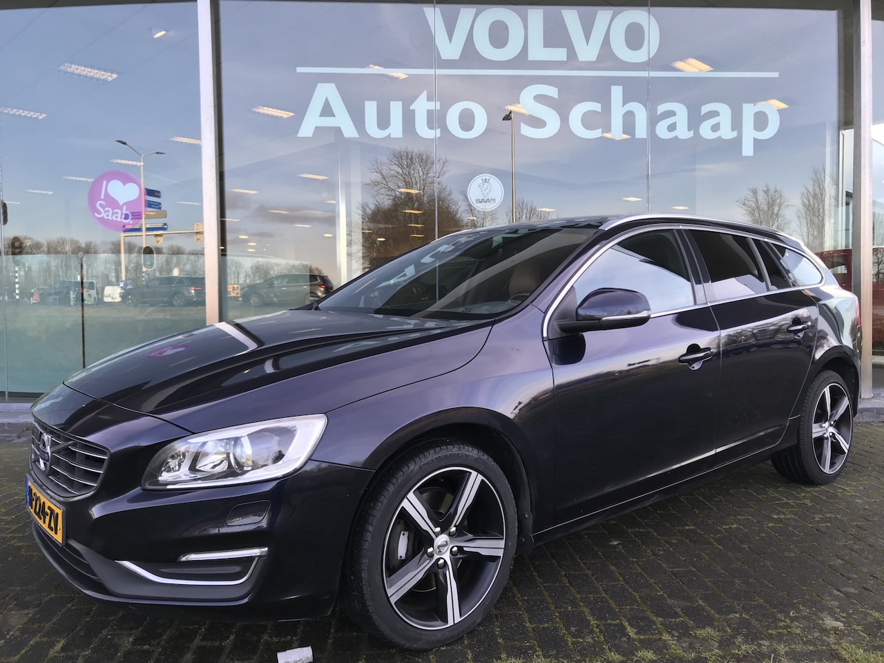 Volvo V60 - 2.0 D5 225 pk Summum Automaat | Rijklaar incl garantie | Trekhaak Standkachel Darktint Cam - AutoWereld.nl