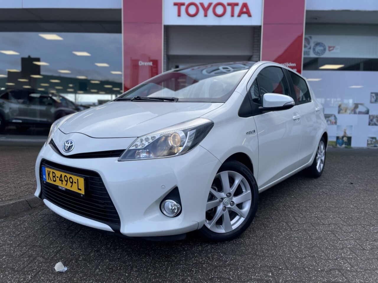 Toyota Yaris - 1.5 Full Hybrid Dynamic | Panoramadak | Stoelverwarming | Navi - AutoWereld.nl