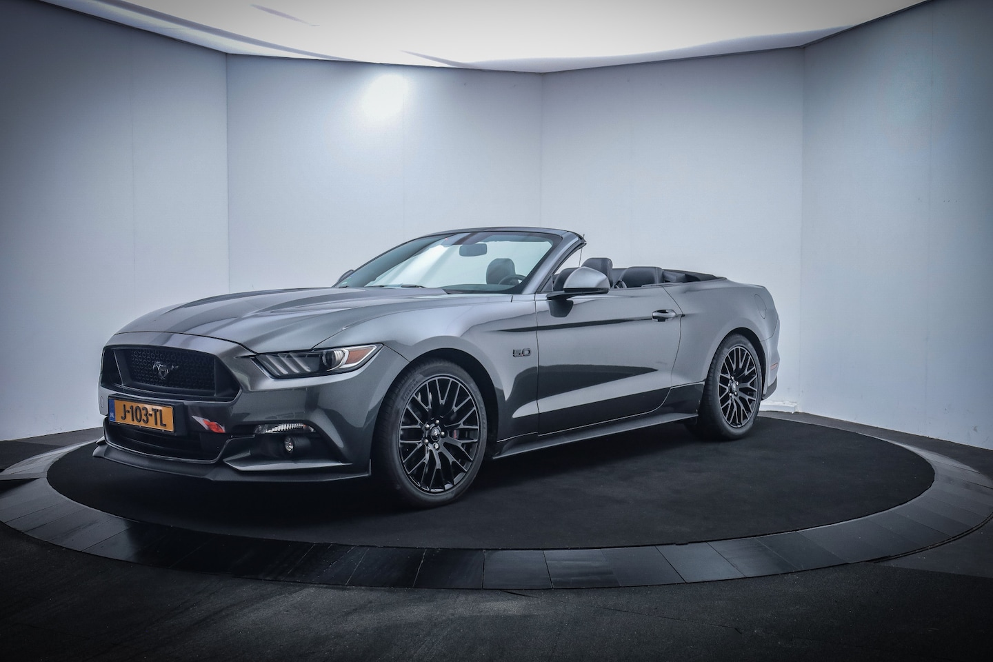 Ford Mustang Convertible - 5.0V8 422 Pk GT Geen USA DEALER.ONDERHOUDEN/UNIEKE.KMSTAND/ALARM/KEYLESS/CAMERA/XENON - AutoWereld.nl