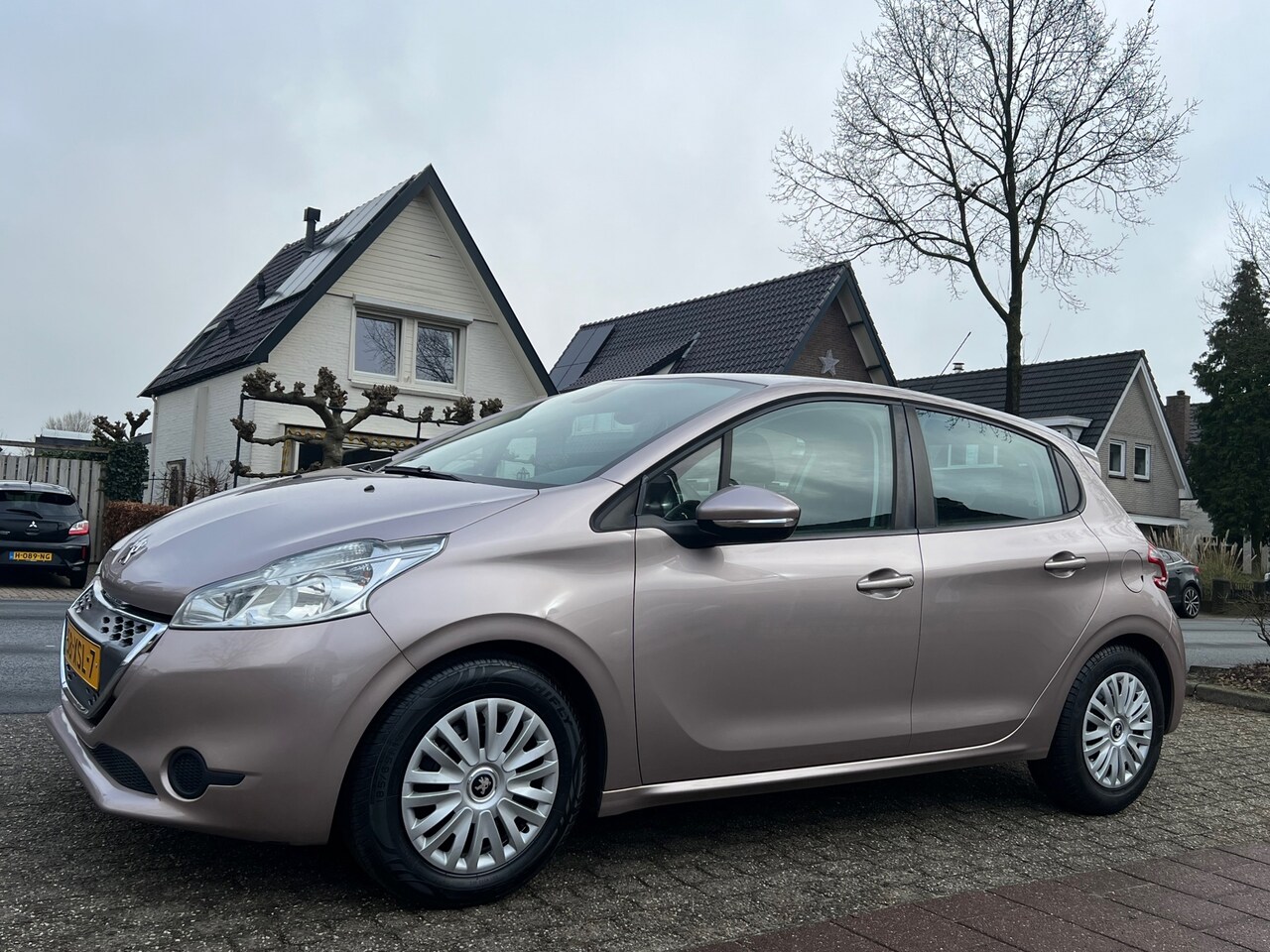 Peugeot 208 - 1.4 e-HDi Active AUTOMAAT navigatie NAP. - AutoWereld.nl