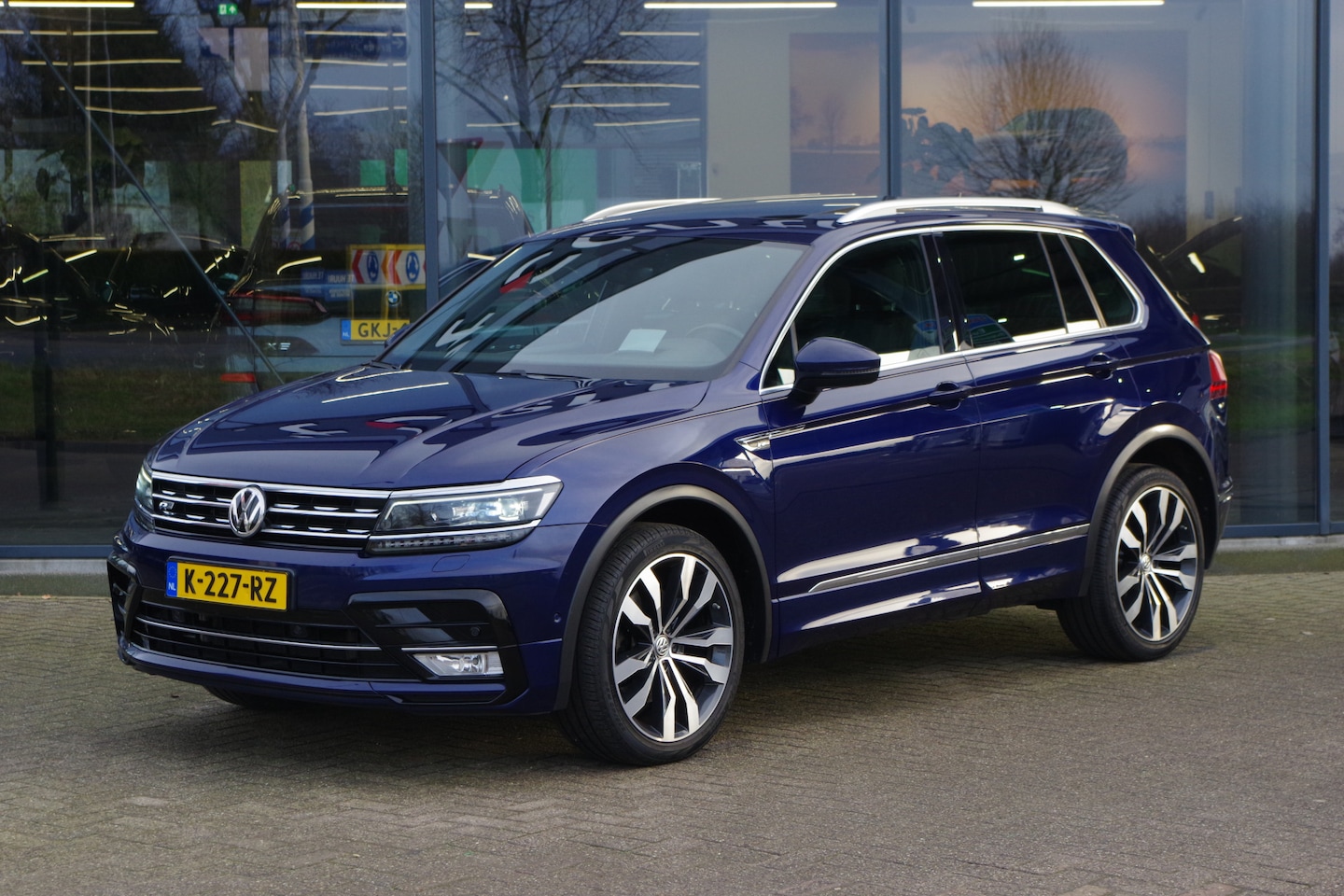 Volkswagen Tiguan - 2.0 TSI 180 PK 4Motion Automaat R-Line Highline, Panoramadak, Elek. Trekhaak, Adapt. Cruis - AutoWereld.nl