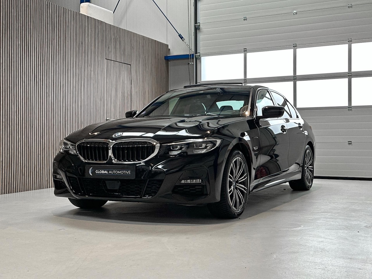 BMW 3-serie - 320e High Executive - M PAKKET - SCHUIFDAK - 360 CAMERA - ELEKTRISCHE STOELEN - AutoWereld.nl