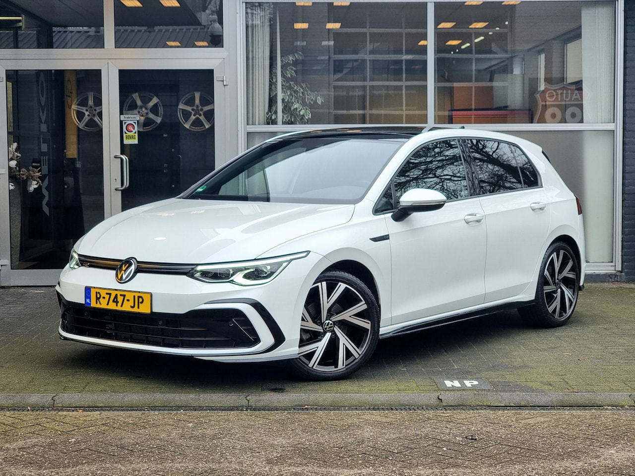 Volkswagen Golf - 1.5 eTSI R-Line PANODAK / STUURVERW. / STOELVERW. / NAVI / AFN. TREKHAAK - AutoWereld.nl