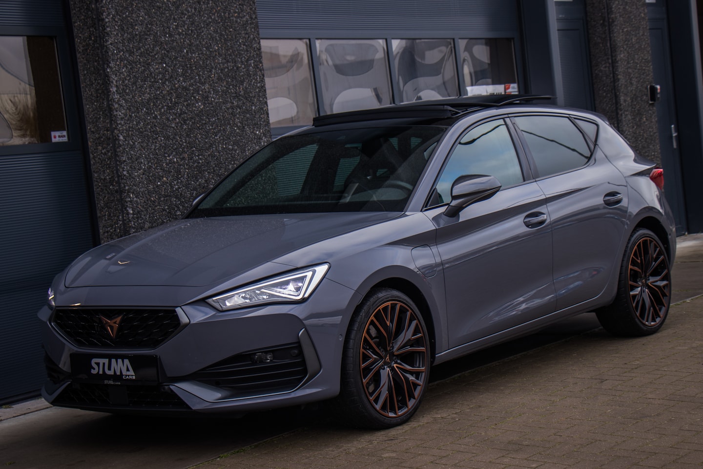 CUPRA Leon - 1.4 e-Hybrid VZ Copper Edition | PHEV | 245 PK | Pano | Nardo | Virtual | Sfeer | 19 Inch - AutoWereld.nl