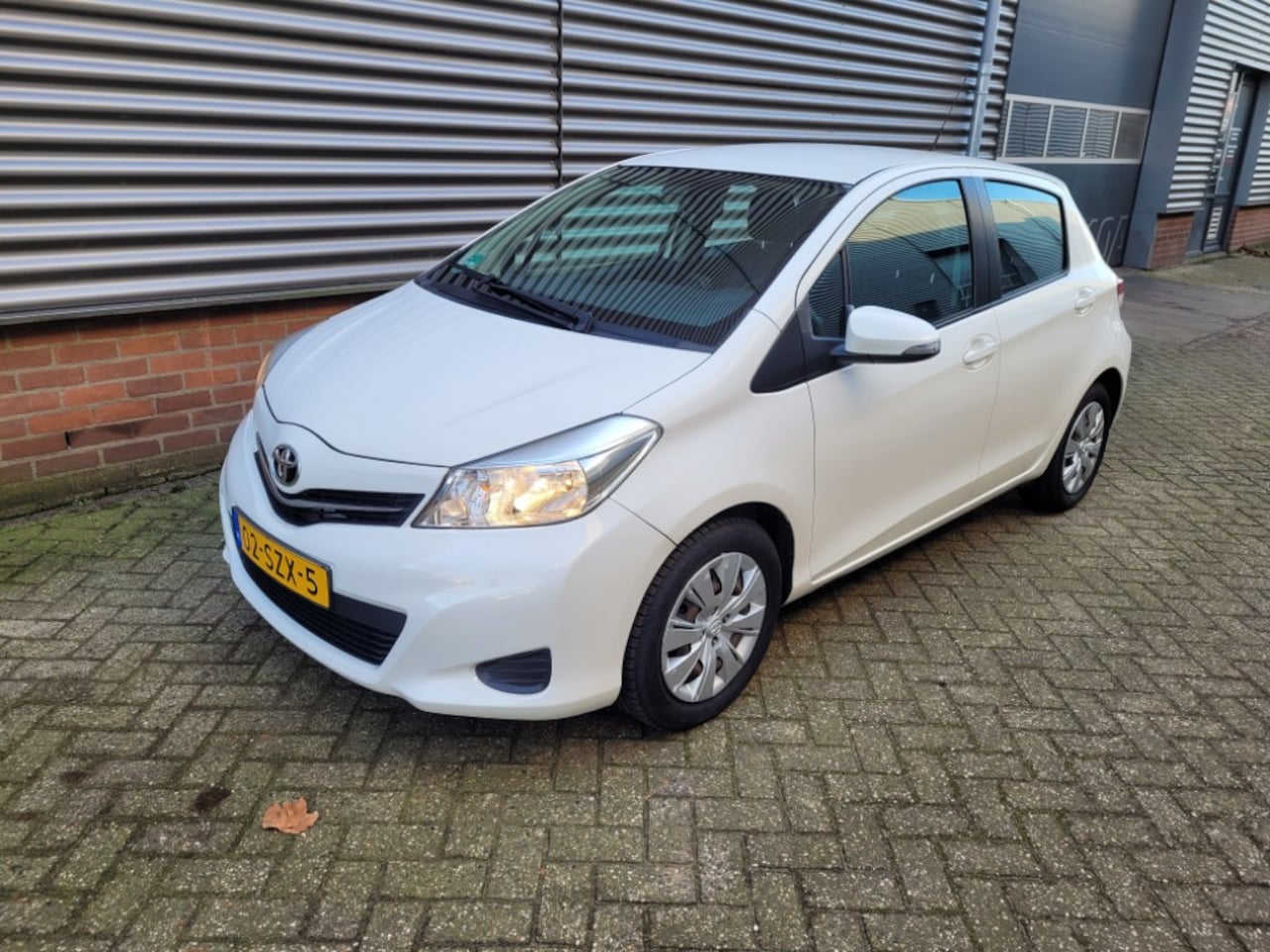 Toyota Yaris - 1.3 VVT-i Aspiration 1.3 VVT-i Aspiration , automaat, airco, achteruitrijcamera, cruise control, start stop, lu - AutoWereld.nl