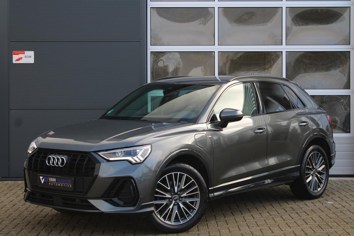 Audi Q3 - 45 TFSIe 245pk 3x S-Line | Matrix | Camera | Stoelverwarming - AutoWereld.nl