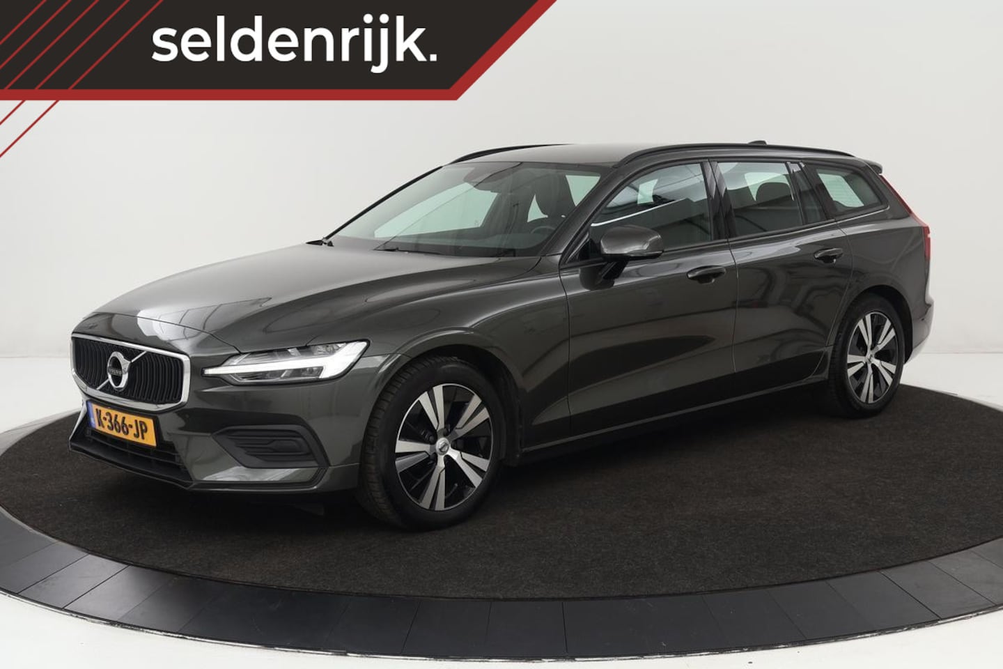 Volvo V60 - 2.0 B3 Momentum | Leder | Stoel & stuurverwarming | Carplay | Adaptive cruise | BLIS | Nav - AutoWereld.nl