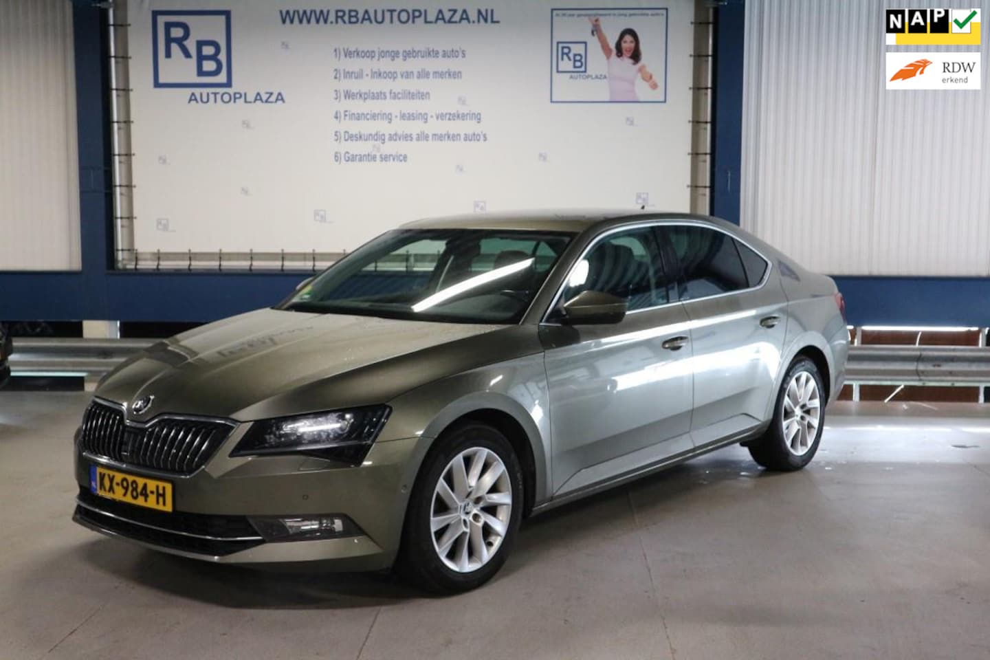 Skoda Superb - 1.6 TDI FULL OPTIONS / NAP KM STAND / AUTOMAAT ! ! ! - AutoWereld.nl