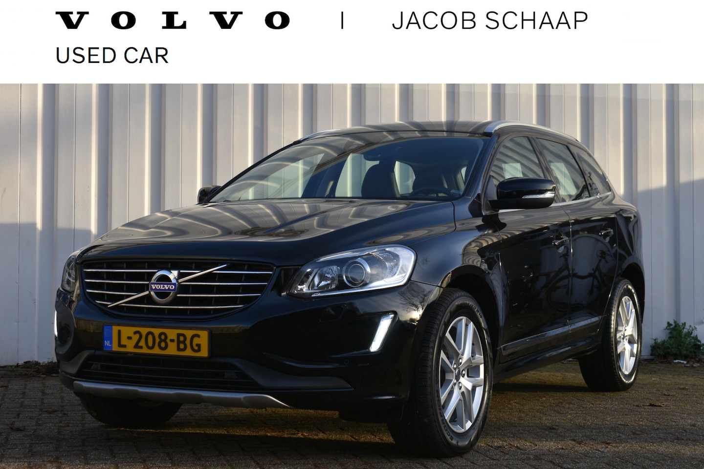 Volvo XC60 - 2.0 D4 FWD R-Design | Trekhaak | Sensoren achter&camera | Stoelverwarming | - AutoWereld.nl