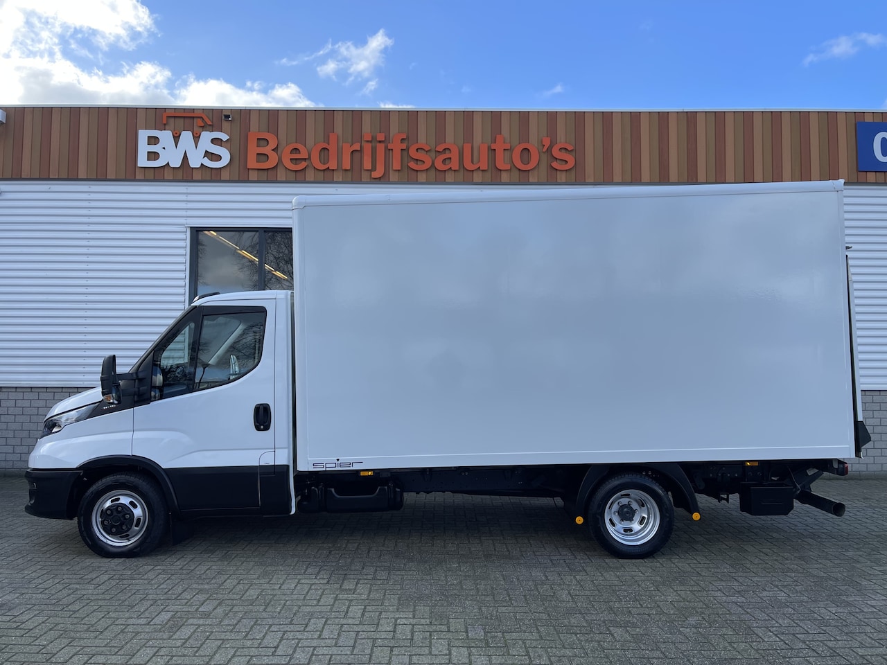 Iveco Daily - 35C16 2.3 410 160pk bakwagen dubbellucht met Palfinger laadklep / handgeschakeld / euro 6 - AutoWereld.nl