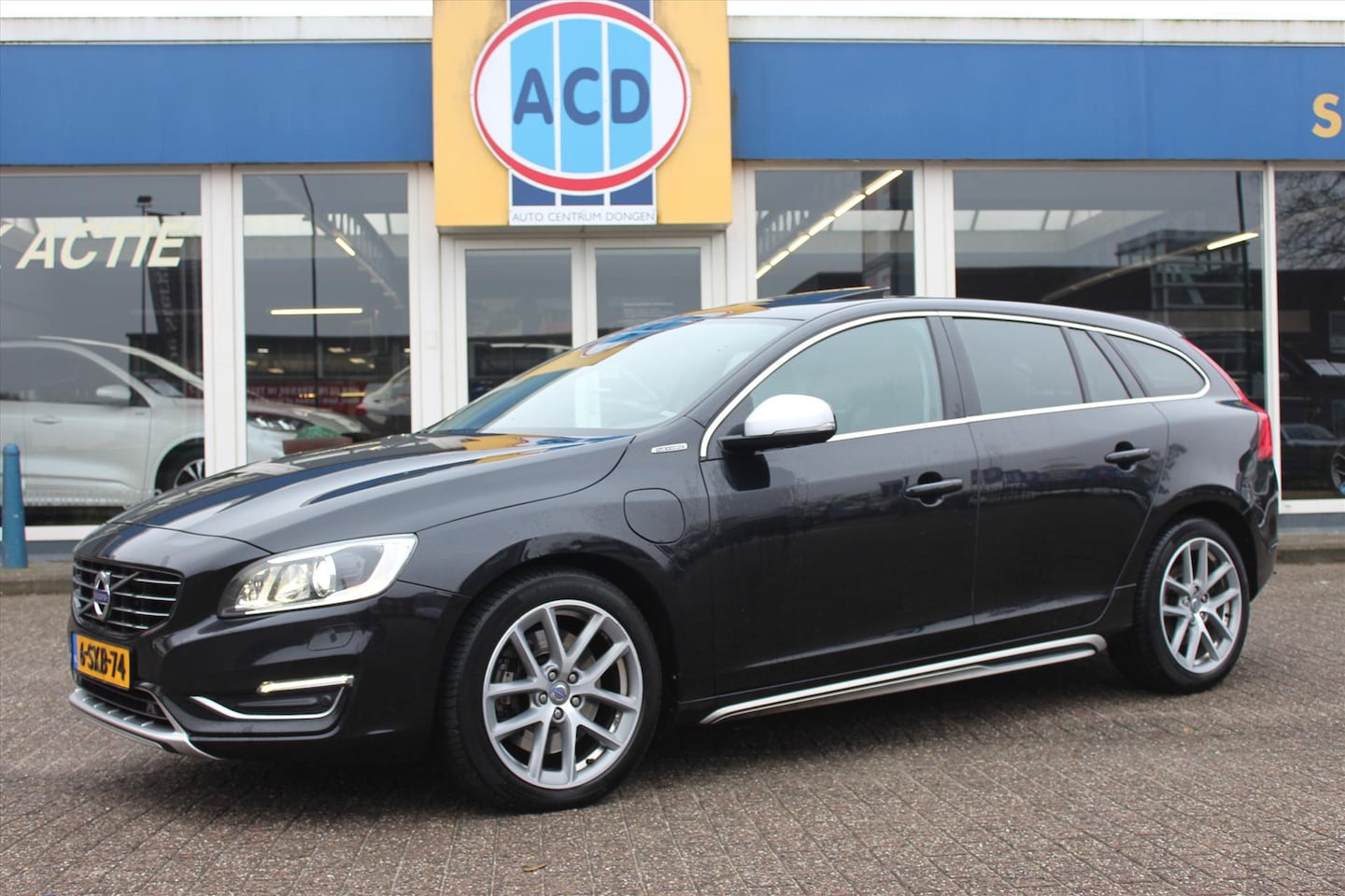 Volvo V60 - D6 215pk Plug-In Hybrid AWD Pure Limited Summum | 100% Volvo dealer onderhouden | Sunroof - AutoWereld.nl