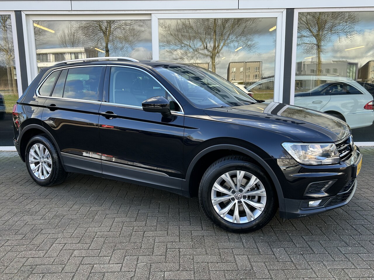 Volkswagen Tiguan - 1.5 TSI Comfortline Business 50% deal 10.975,- ACTIE Clima / Carplay / Cruise / Lane Assis - AutoWereld.nl