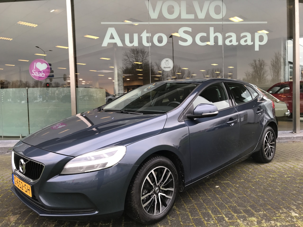 Volvo V40 - 1.5 T2 Polar+ Automaat | Rijklaar incl 12 mnd Bovag | Afneembare trekhaak Verwarmbaar voor - AutoWereld.nl