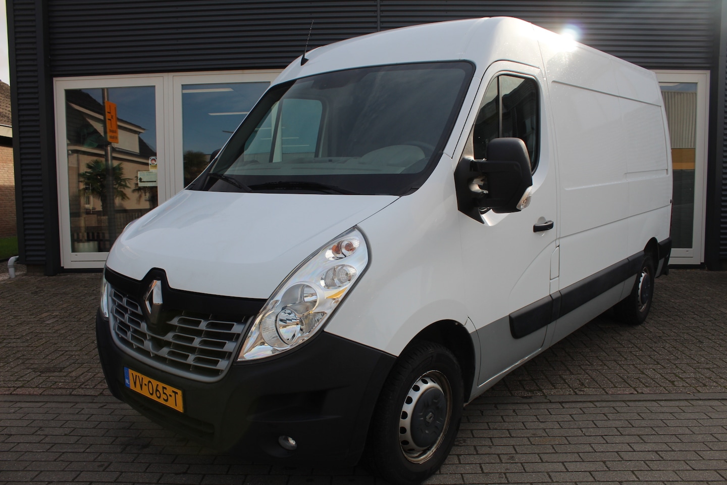 Renault Master - T35 2.3 dCi L2H2 T35 2.3 dCi L2H2, Cruise Control, Airco, Trekhaak, Prijs Is Rijklaar Ex Btw - AutoWereld.nl