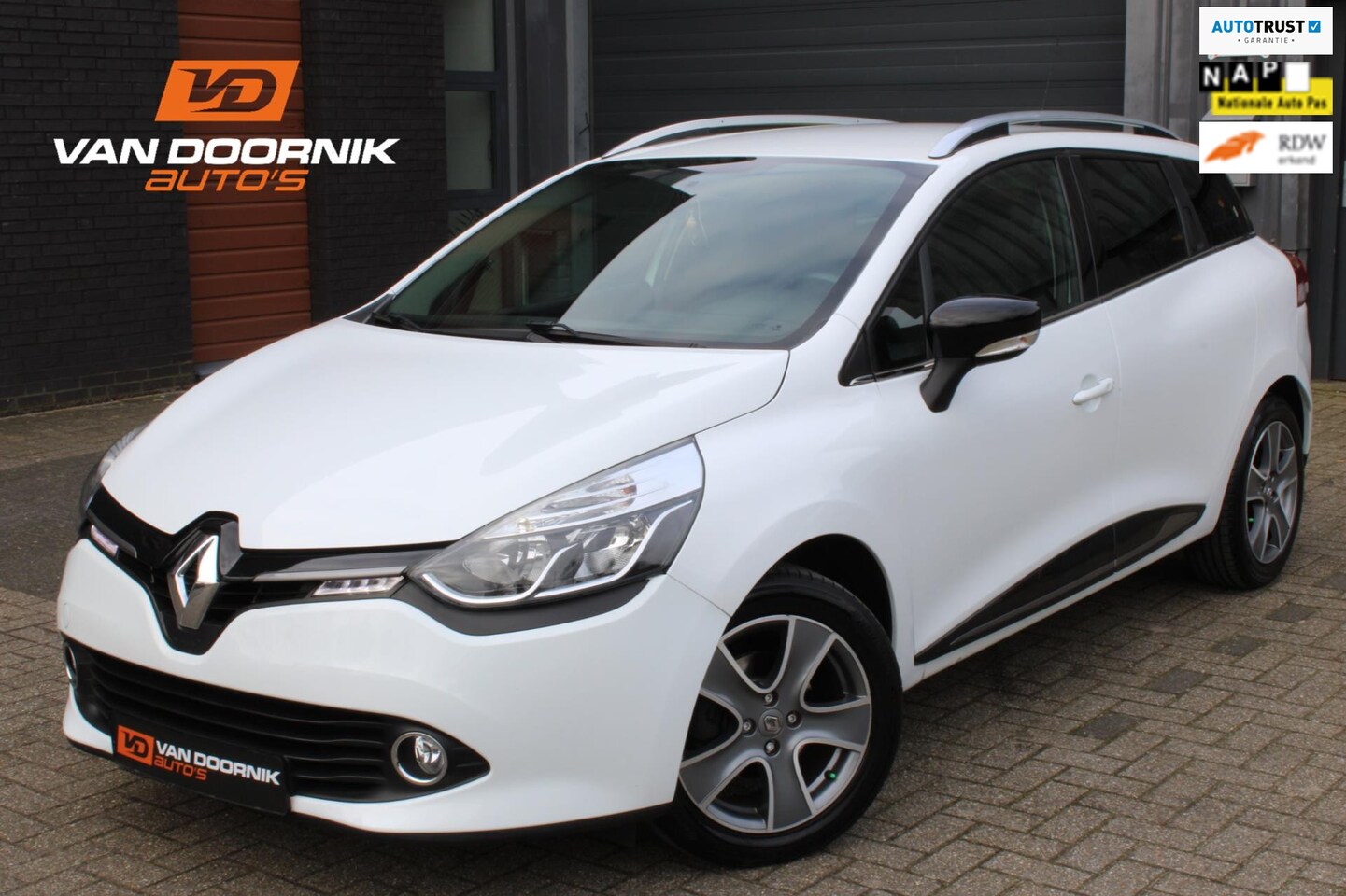 Renault Clio Estate - 0.9 TCe Night&Day Navigatie/Airco/Parkeersensoren/Nieuwe APK! - AutoWereld.nl