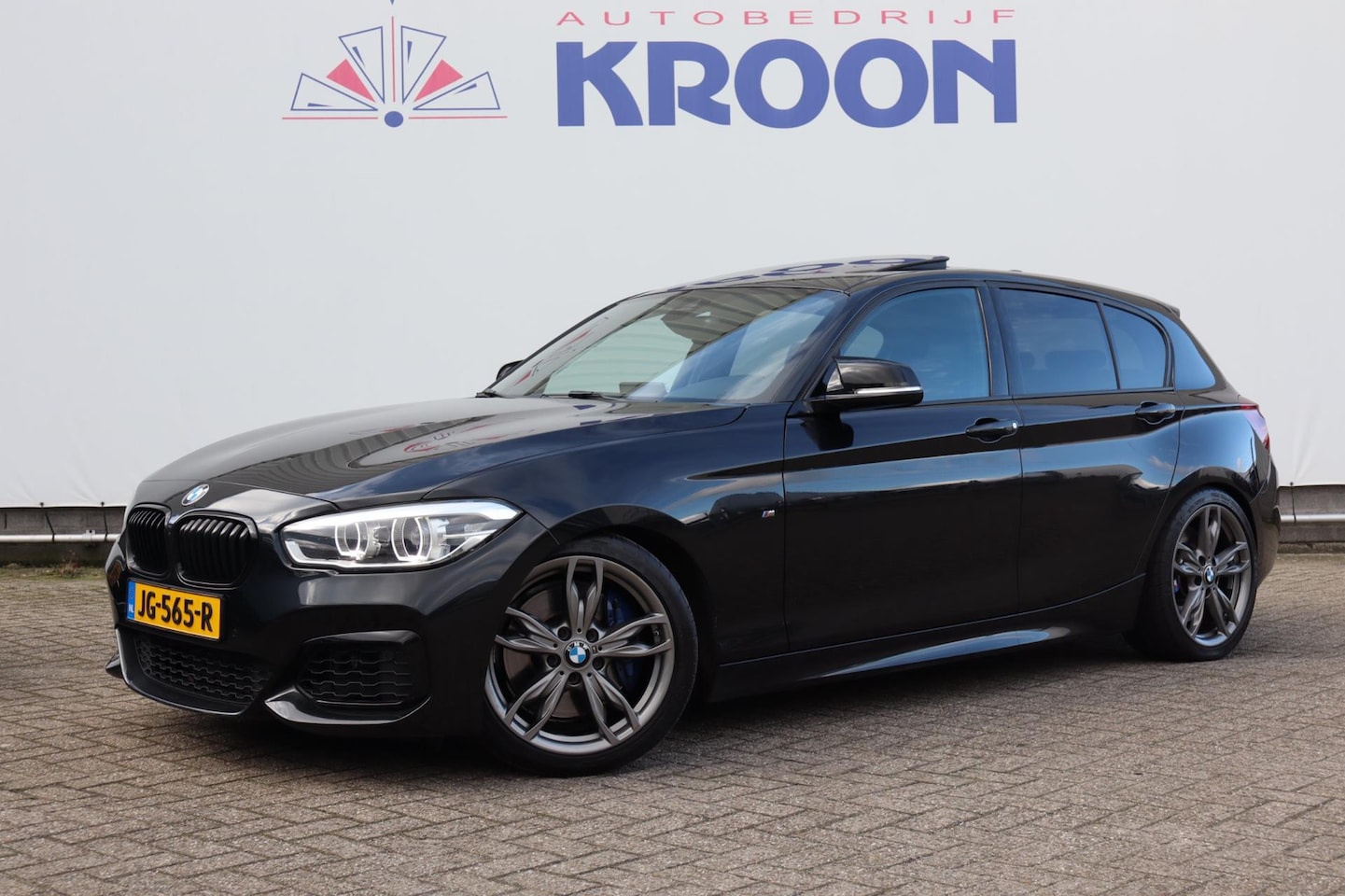 BMW 1-serie - M135i xDrive M135i xDrive, Automaat, Milltek Uitlaatsysteem, Harman Kardon - AutoWereld.nl