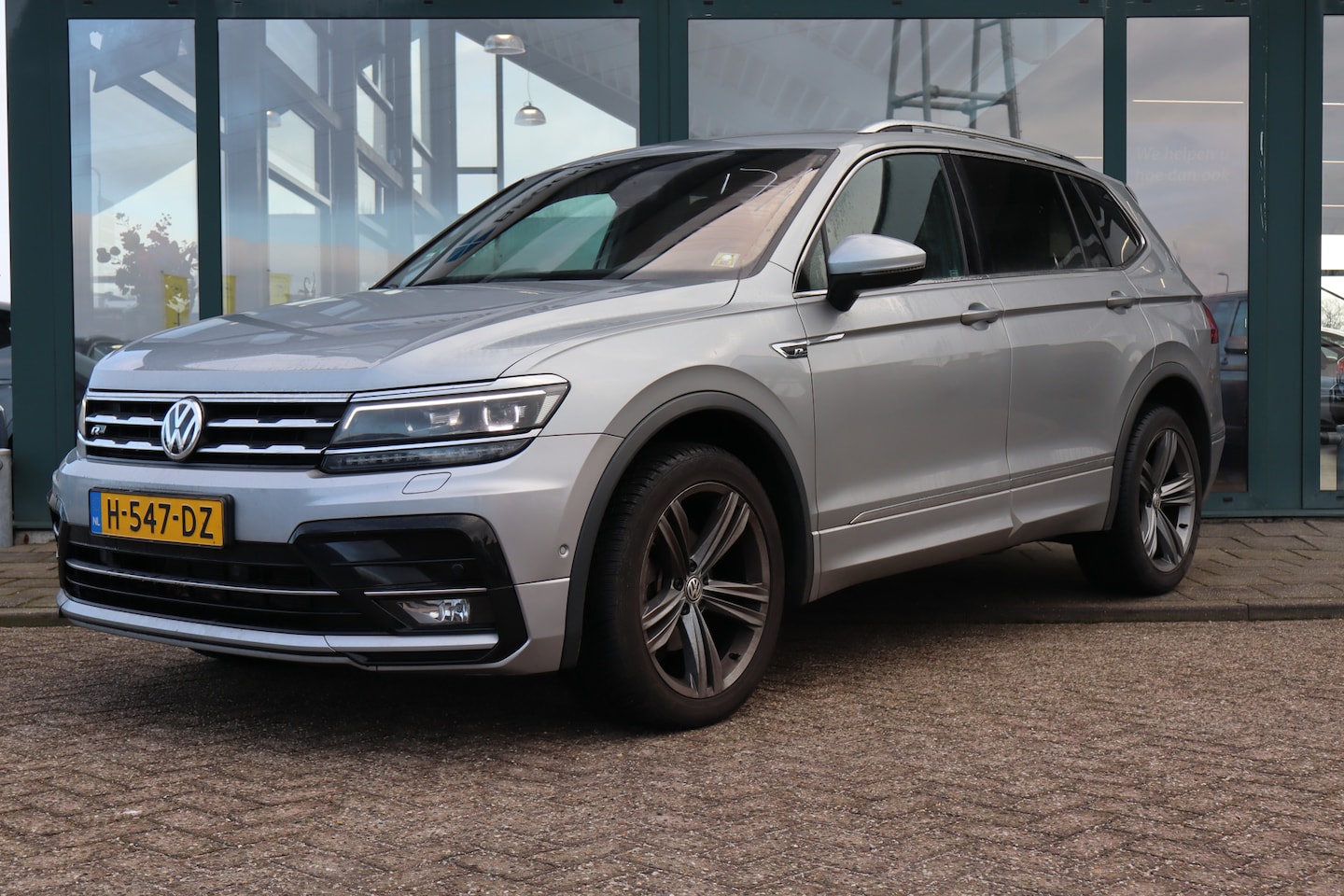 Volkswagen Tiguan Allspace - 1.5 TSI Highline Business R | Stoelverwarming | Apple Carplay/Android Auto | Navigatie | - AutoWereld.nl