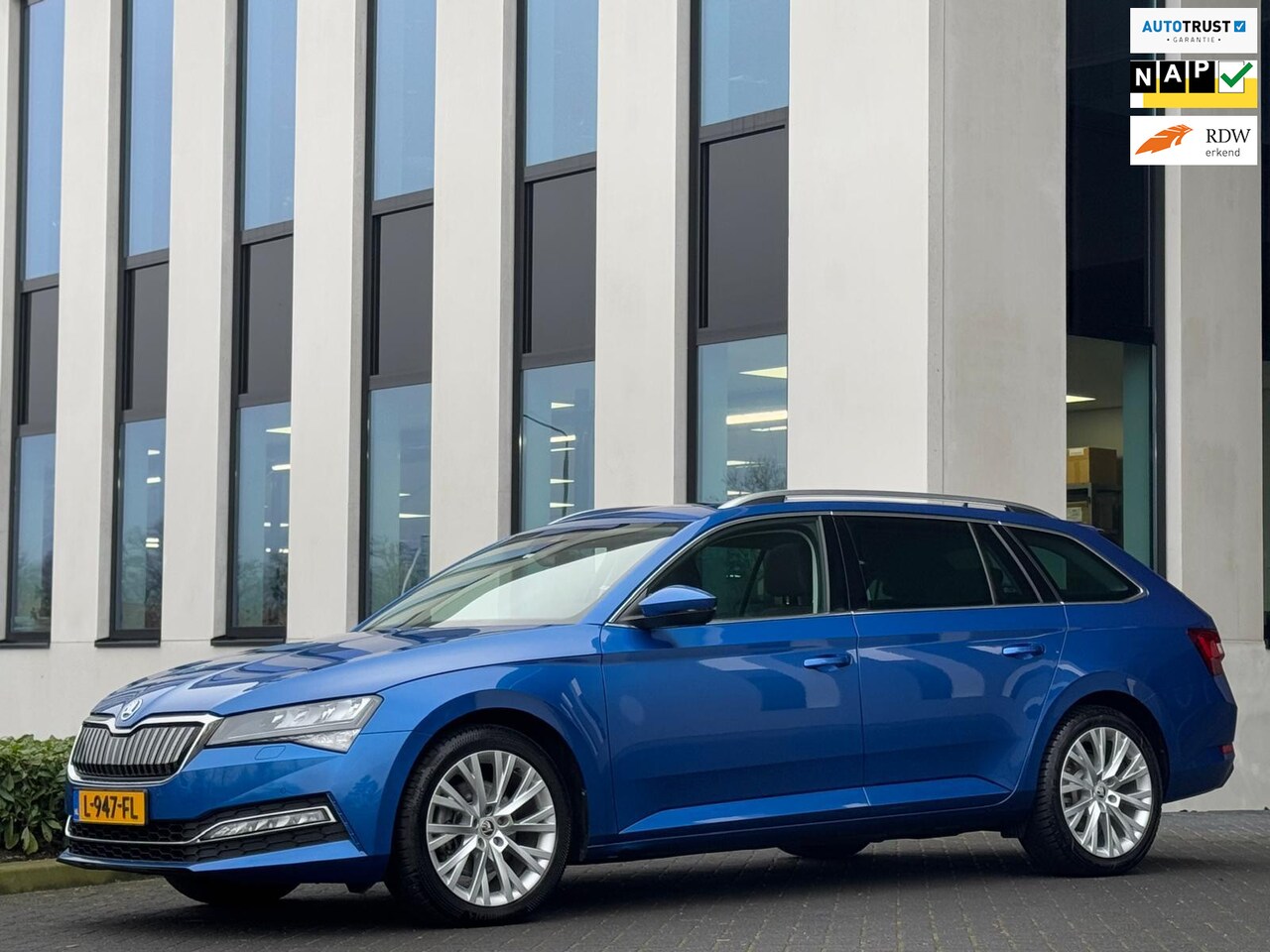 Skoda Superb Combi - 1.4 TSI iV Business Sport Edition Plus, panoramadak, 18 inch, inklap trekhaak, 1 e eigenaa - AutoWereld.nl