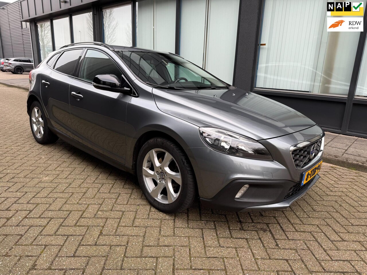 Volvo V40 Cross Country - 1.6 D2 Momentum 1.6 D2 Momentum - AutoWereld.nl