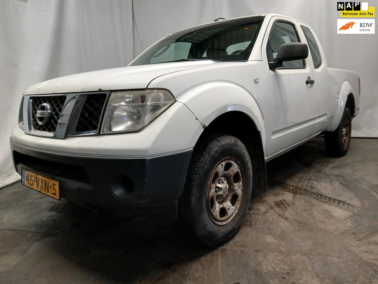 Nissan Navara - 2.5 dCi XE King Cab SCHADEAUTO!! - AutoWereld.nl