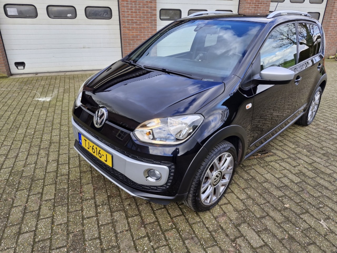 Volkswagen Up! - 1.0 cross up! BlueM. - AutoWereld.nl