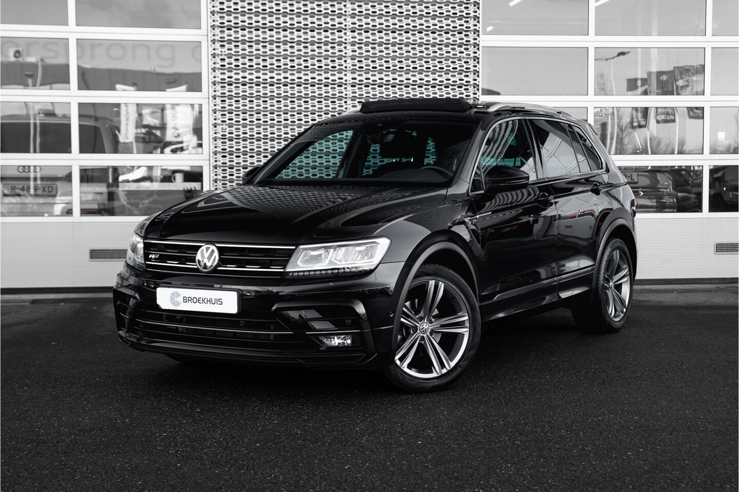 Volkswagen Tiguan - 1.5 TSI ACT Highline Business R | Panoramadak | R-Line | Camera | Stoelverwarming | - AutoWereld.nl