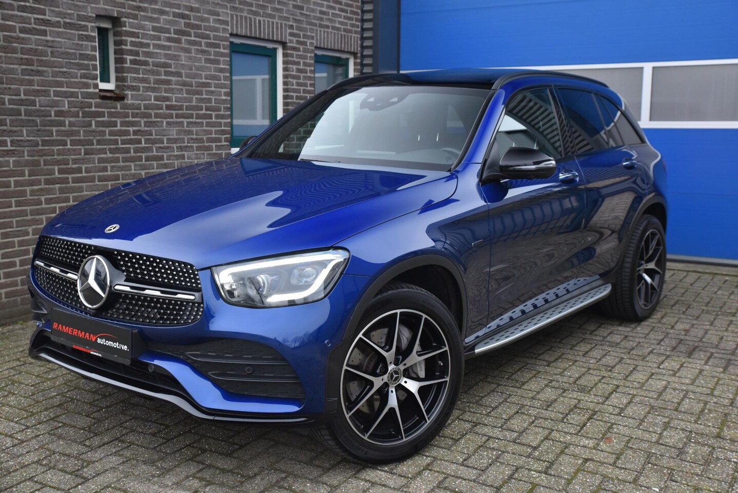 Mercedes-Benz GLC-klasse - 300e 4MATIC Business Solution AMG Pano Trekhaak - AutoWereld.nl