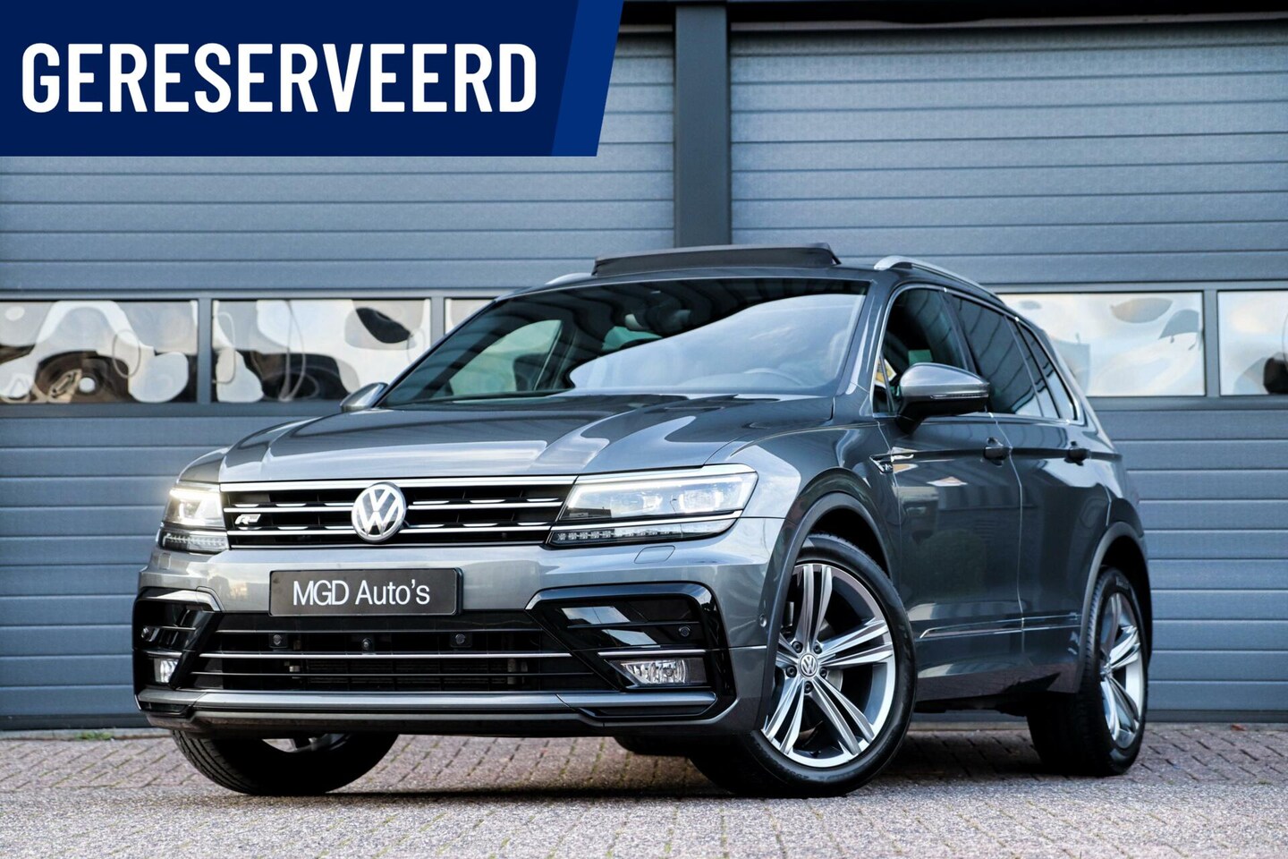 Volkswagen Tiguan - 2.0 TSI 4Motion 2x R-Line /PANODAK/KEYLESS/VIRTUAL/360 CAMERA/TREKHAAK/MEMORY! - AutoWereld.nl