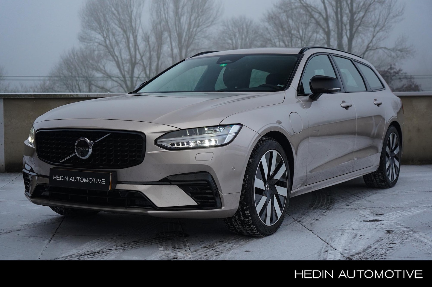 Volvo V90 - 2.0 T6 Plug-in hybrid AWD Ultra Dark Gelamineerd Glas | Trekhaak | Head-Up Display | 360 c - AutoWereld.nl