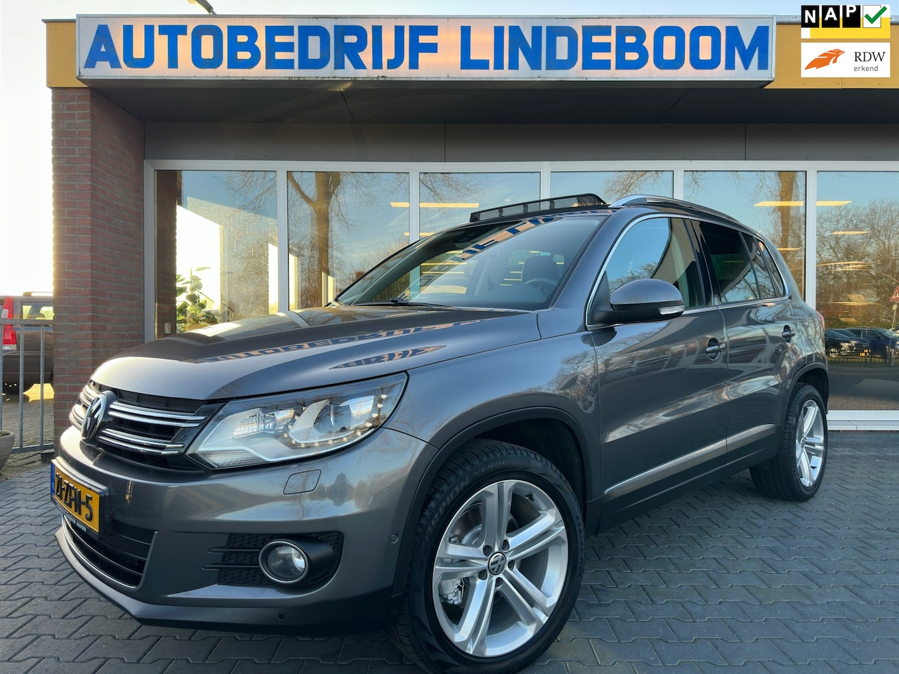 Volkswagen Tiguan - 1.4 TSI Sport&Style/Panoramadak/Tv schermen/Trekhaak/Camera/Led verlichting - AutoWereld.nl