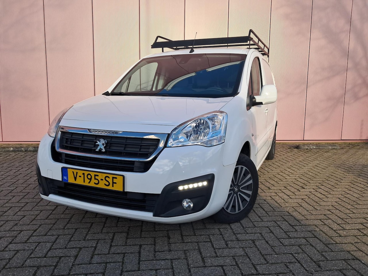 Peugeot Partner - New GB 120 L1 1.6 BlueHDi 75pk 3-zits Pro - AutoWereld.nl