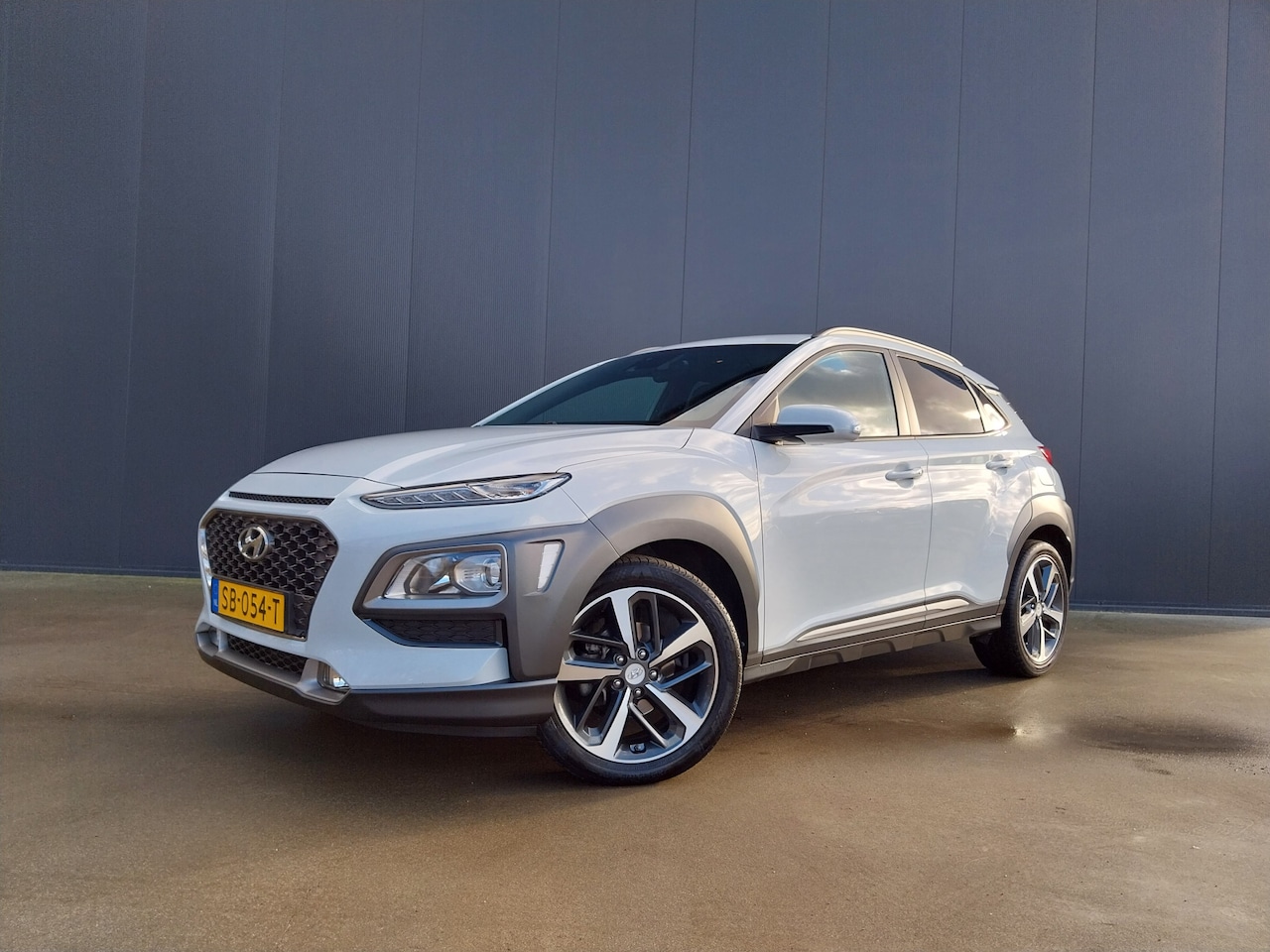 Hyundai Kona - 1.0T Fashion CAMERA APPLE CARPLAY HALF LEER LED NAVI CRUISE ECC TREKHAAK - AutoWereld.nl