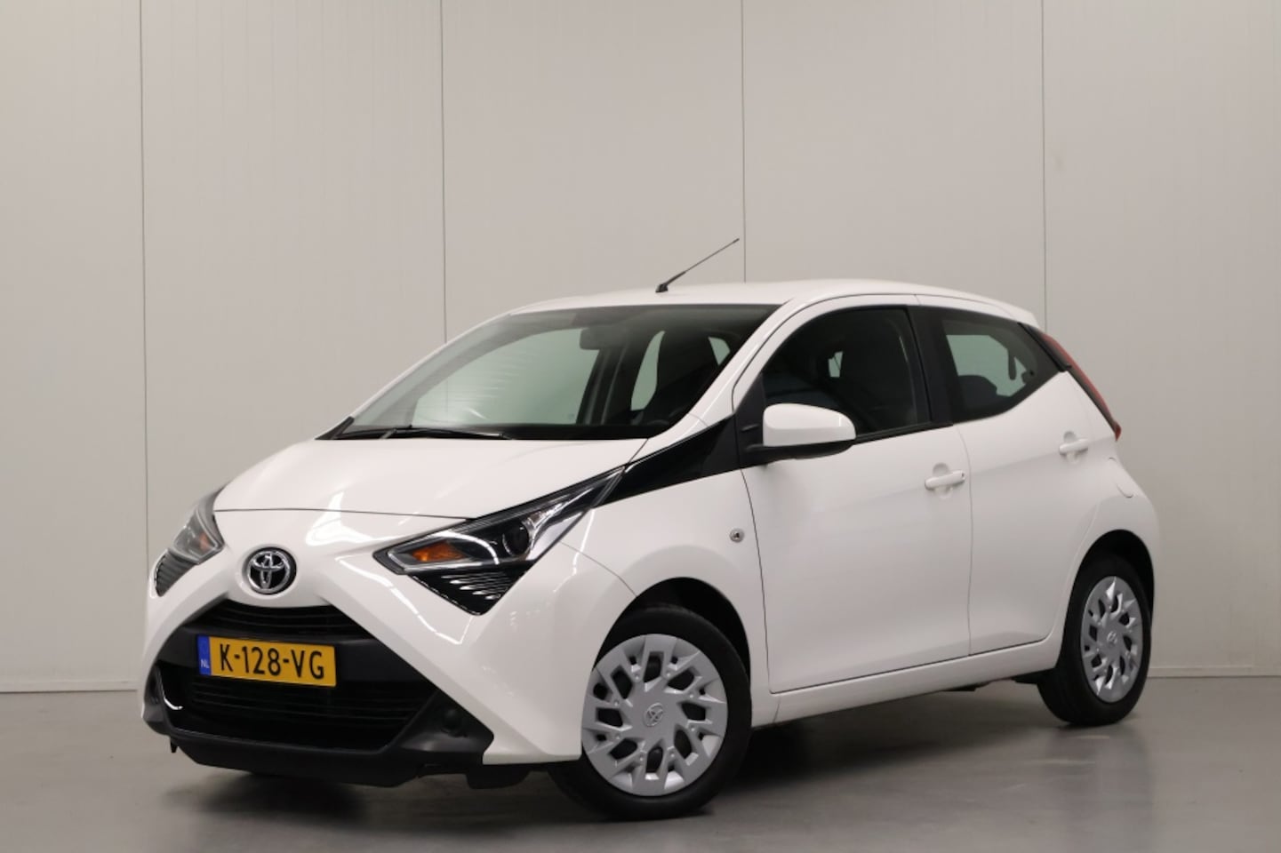 Toyota Aygo - 1.0 VVT-i x-play 1.0 VVT-i x-play - AutoWereld.nl