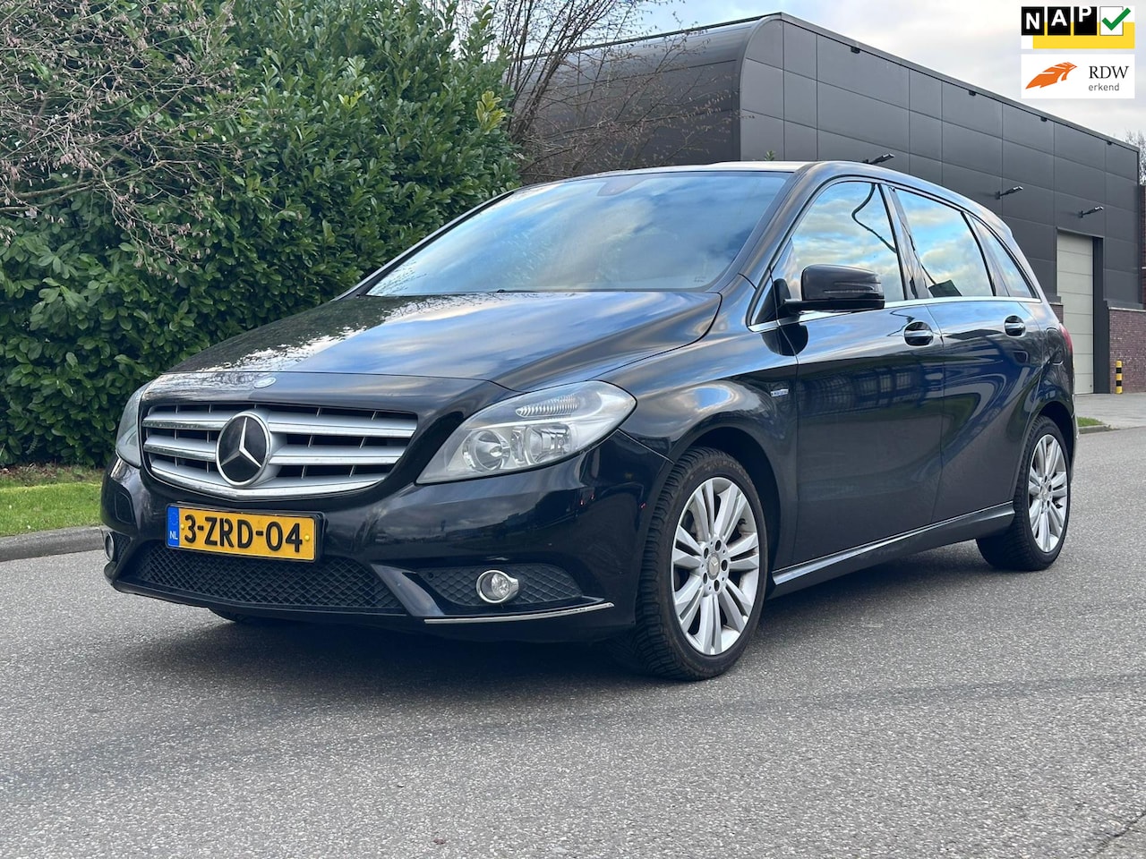 Mercedes-Benz B-klasse - 180 Ambition Automaat*Navigatie*Cruise*Trekhaak*Clima*LM velgen*Parkeersensoren* - AutoWereld.nl