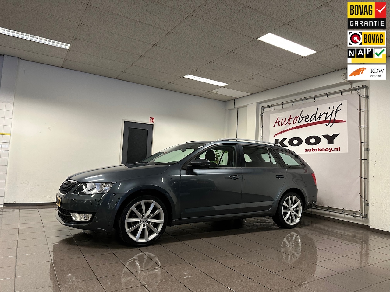 Skoda Octavia Combi - 1.2 TSI Greentech Ambition Businessline * Automaat / Panoramadak / Trekhaak / NL Auto * - AutoWereld.nl