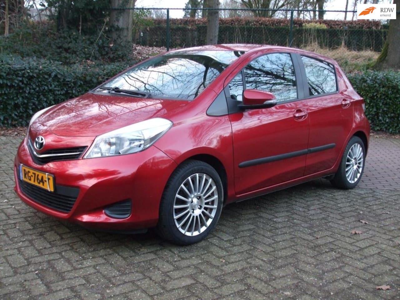 Toyota Yaris - 1.3 VVT-i Aspiration airco navi 5 deurs rood 182 dkm - AutoWereld.nl