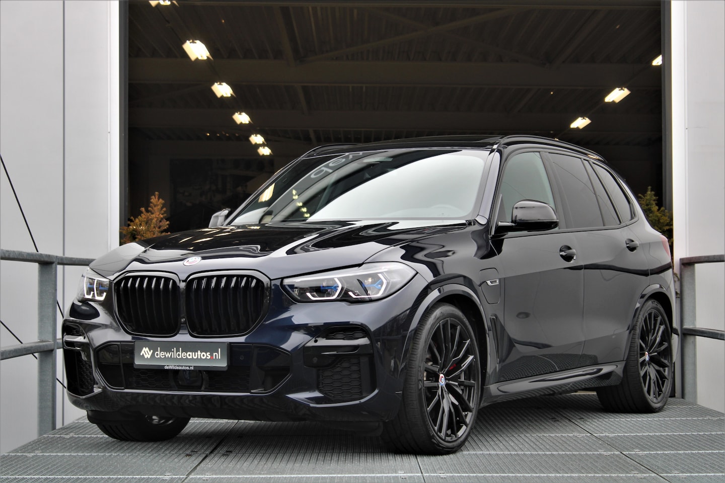 BMW X5 - xDrive45e M-sport 394pk Pano Harman/Kardon Trekhaak 4-wielsturing Carbon Fabrieksgarantie - AutoWereld.nl