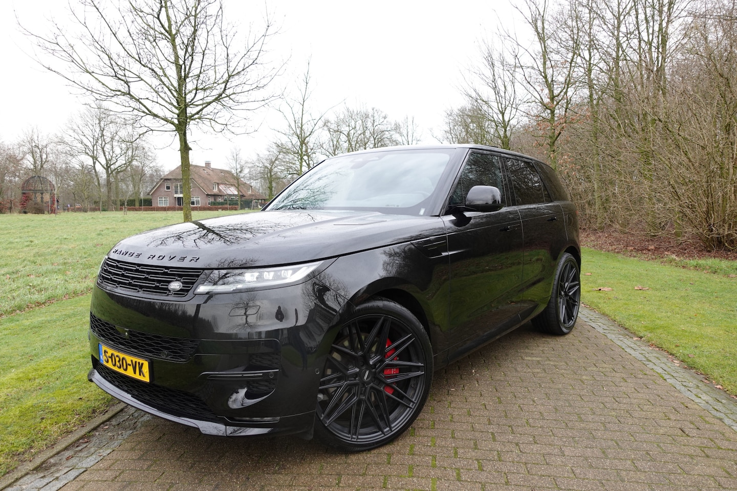 Land Rover Range Rover Sport - 3.0 P510e First Edition 400PK | 24'' Vossen velgen | Pano | Meridian | Luchtvering | 4 Wie - AutoWereld.nl