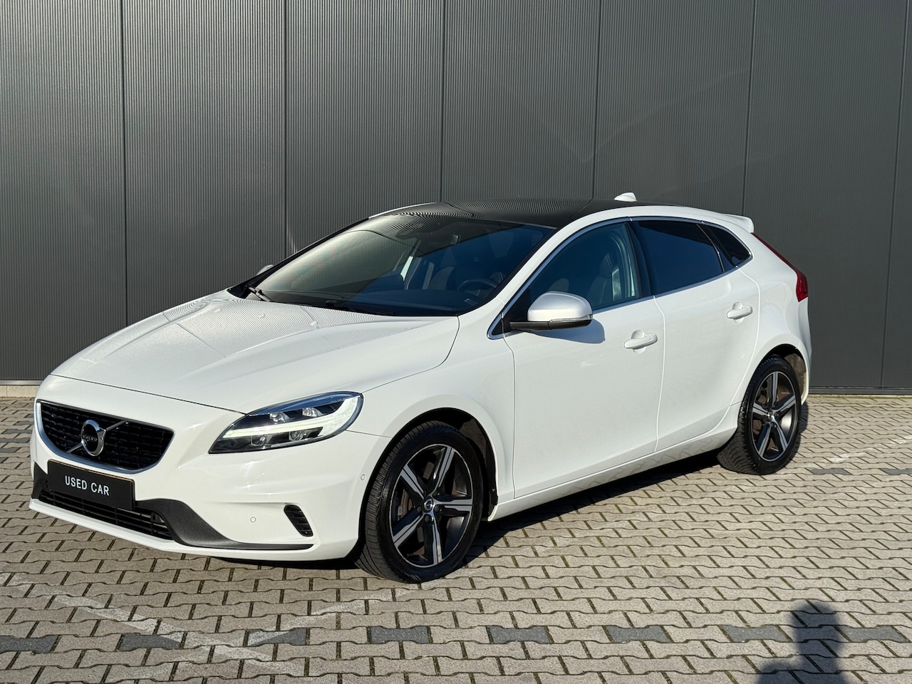 Volvo V40 - T3 Polar+ Sport | Afneembare Trekhaak | DAB ontvanger | LED koplampen - AutoWereld.nl