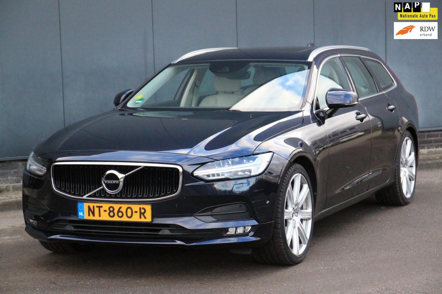 Volvo V90 - 2.0 D4 Momentum Panorama-Elek,Dak/Camera/Xenon/Adaptive/Trekhaak uitklapbaar - AutoWereld.nl