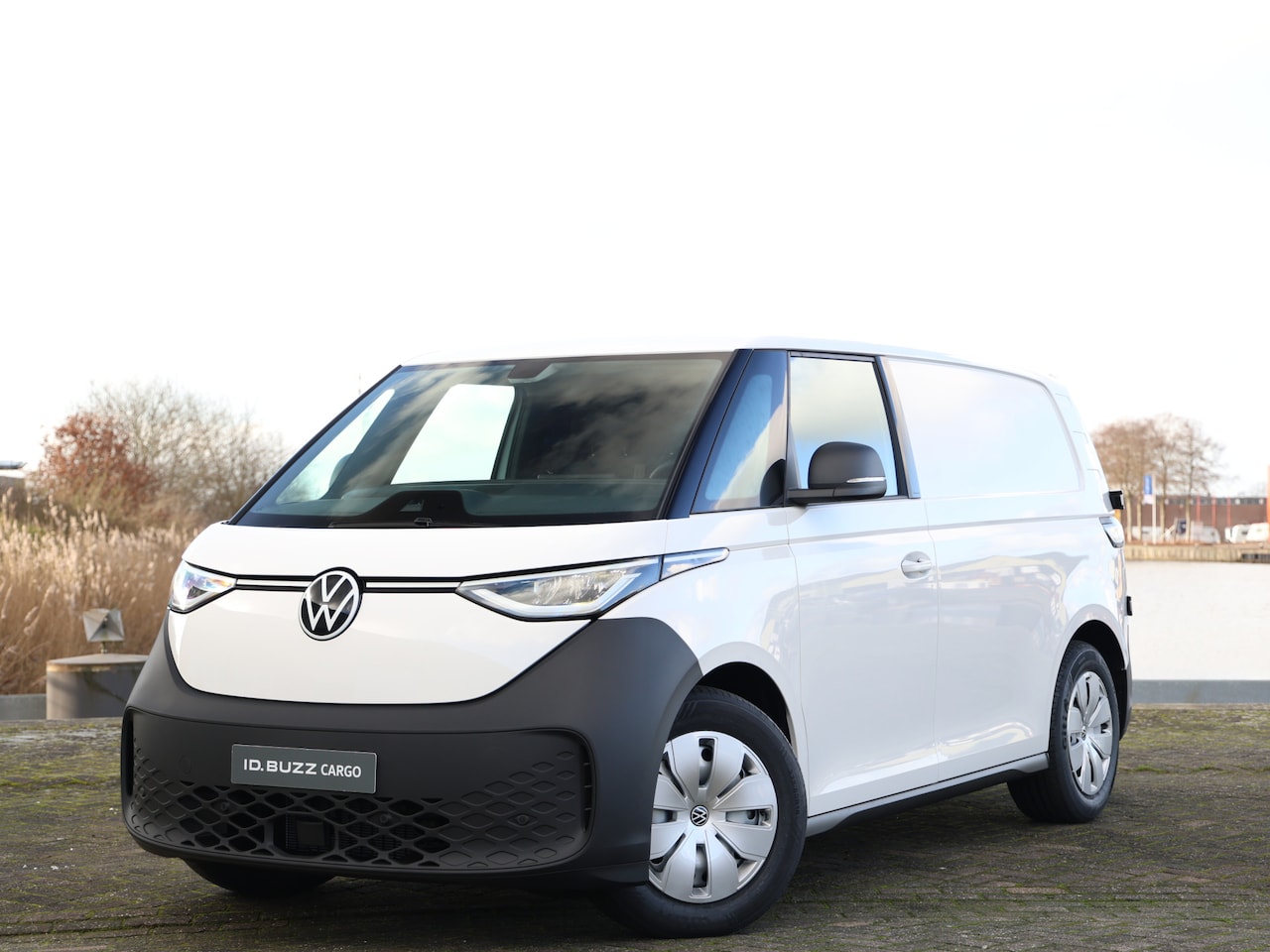 Volkswagen ID. Buzz Cargo - Economy Business 79 kWh 286pk | LED | ACC | App-connect | Camera | Achterdeuren | 2 stoele - AutoWereld.nl