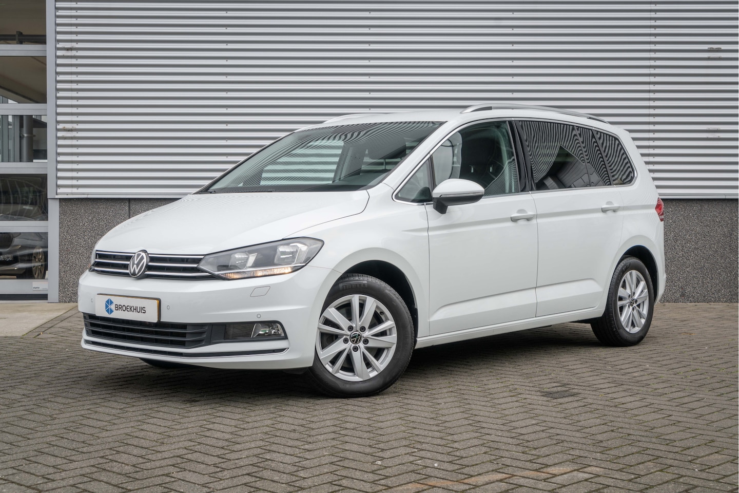 Volkswagen Touran - 1.5 TSI 150PK DSG Highline 7p | Trekhaak| stoel+stuurverwarming| App connect| - AutoWereld.nl