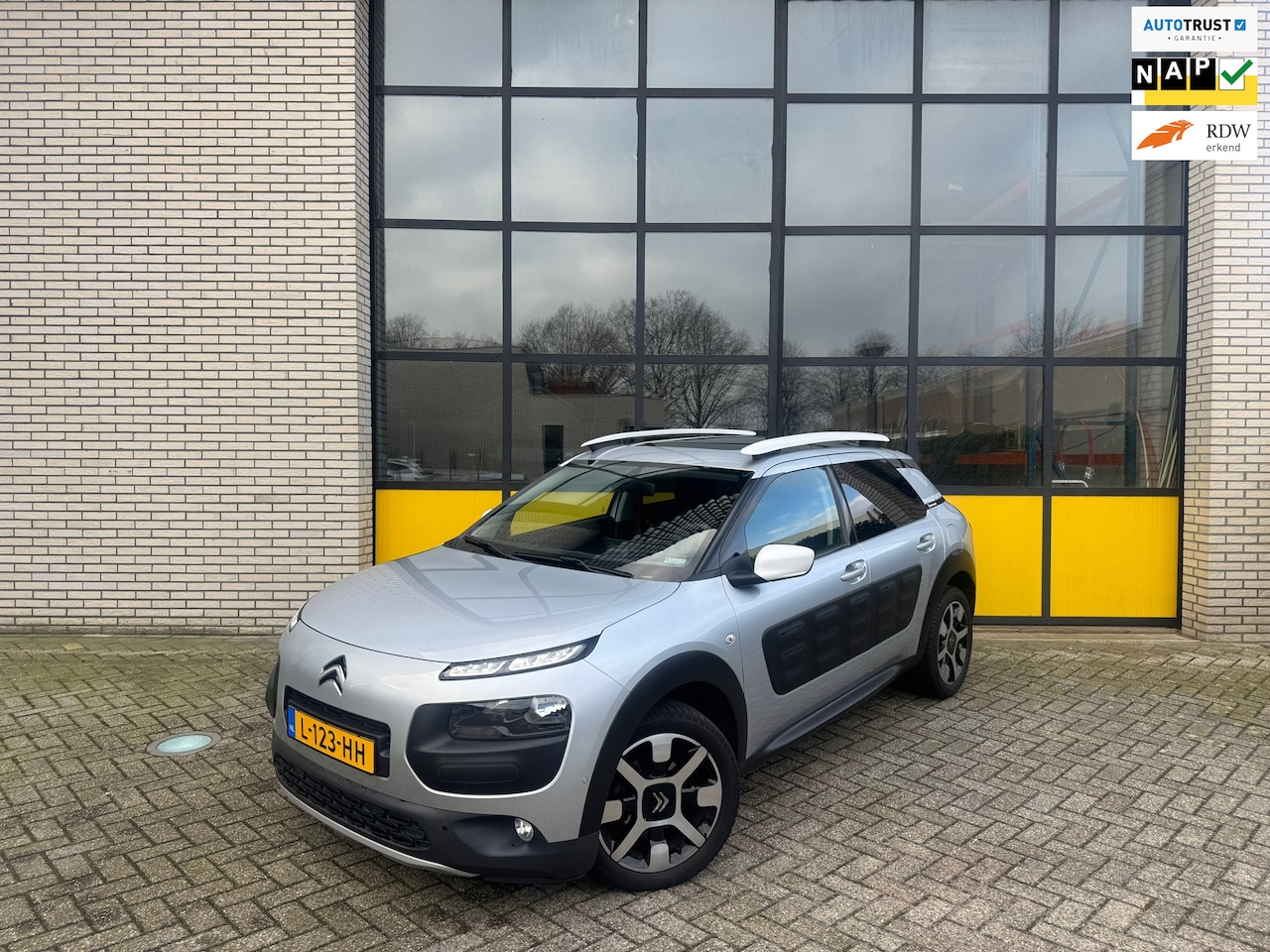 Citroën C4 Cactus - Leer, Navi,Trekhaak, panoramadak & Camera - AutoWereld.nl