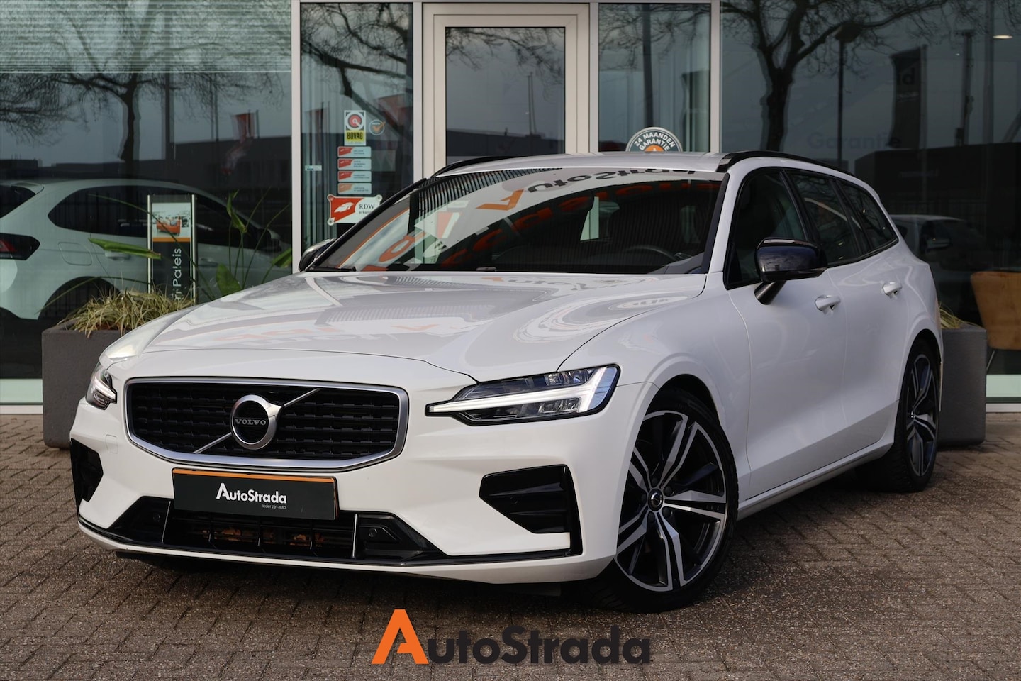 Volvo V60 - T4 R-Design 190pk Geartronic | Carplay | LED | Trekhaak | Stoelverwarming | Navi | Memory - AutoWereld.nl