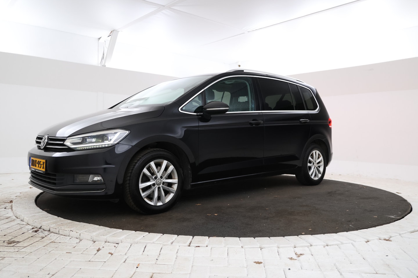 Volkswagen Touran - 1.5 TSI Highline Business R Airco, Navigatie, Parkeersensoren - AutoWereld.nl