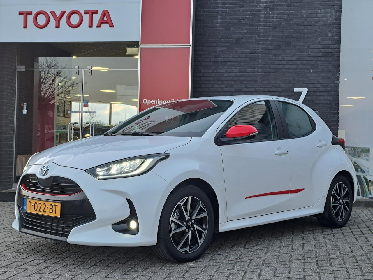 Toyota Yaris - 1.5 HYBRID DYNAMIC RODE ACCENTEN APPLE CAR PLAY/ANDROID AUTO - AutoWereld.nl