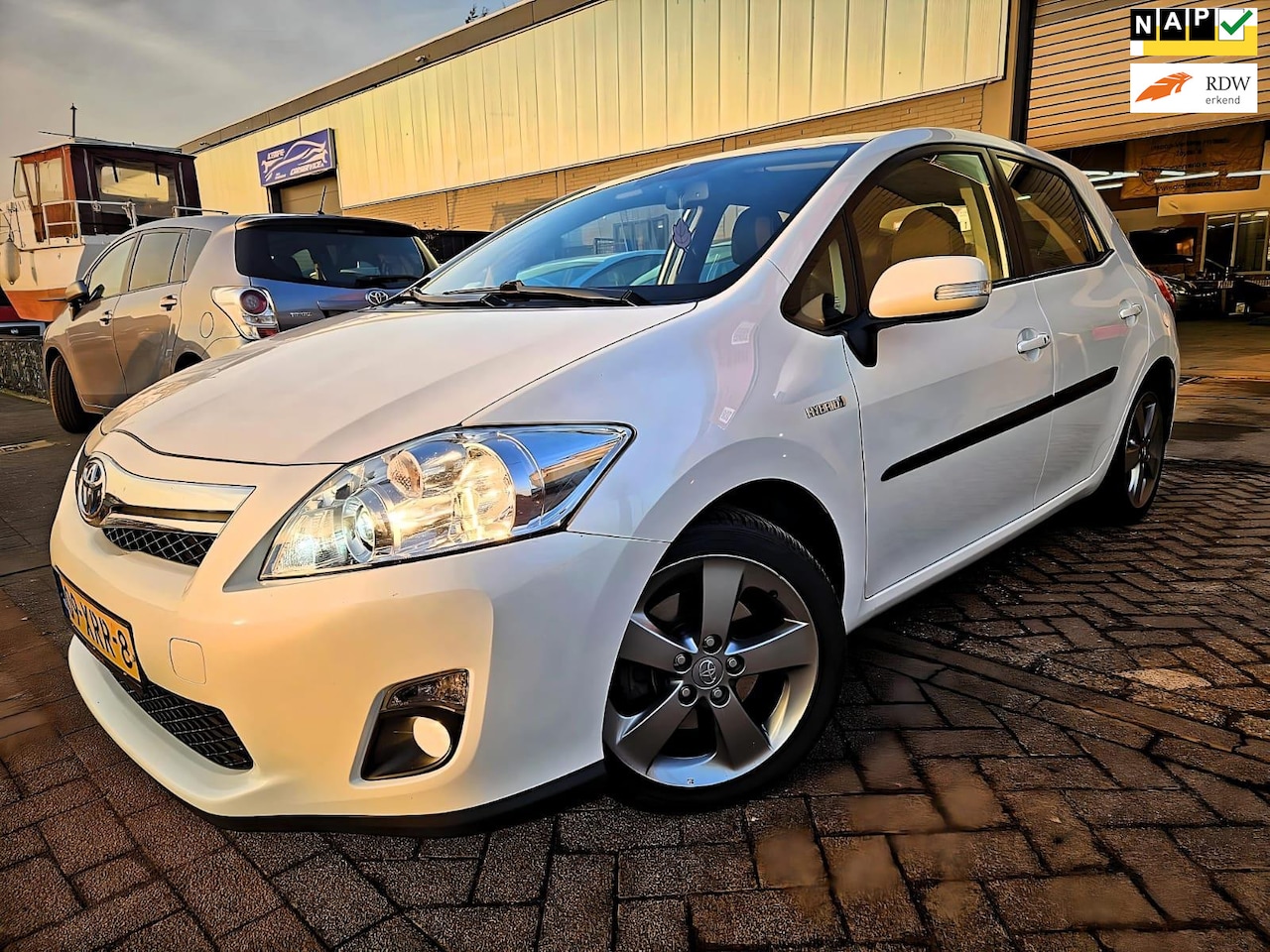 Toyota Auris - 1.8 Full Hybrid Executive Business 1.8 Full Hybrid Executive Business - AutoWereld.nl