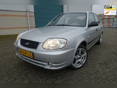 Hyundai Accent - 1.3i Active Young - zeer lage km stand - speciale muziekinstallatie - airco - l m velgen